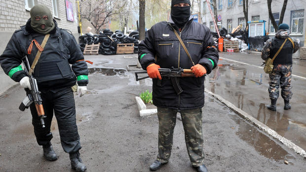 ukraine  pro-russiaan guard a barricade 1st battle