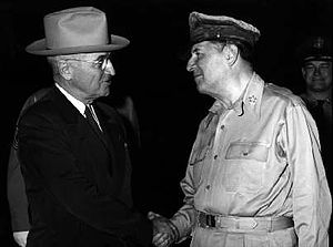 Truman_and_MacArthur waake island