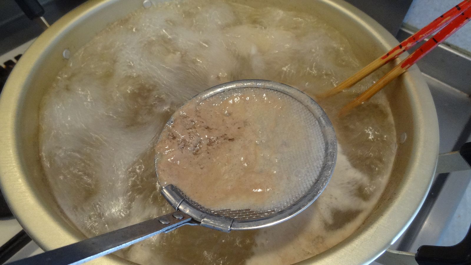 圧力鍋に続き 実験失敗 鶏ガラをミルサーで粉砕して煮込んでみた 鶏白湯ラーメンスープ ラーメン研究隊 自宅で本格ラーメンを作ってみる 家二郎