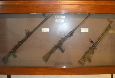 ２日目　インドネシア共和国軍博物館　九八式旋回機関銃（左：名造製）・テ4 試製単銃身旋回機関銃二型（中：小造製）・九二式七粍七機銃（右）（インドネシア）
