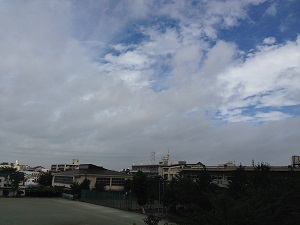 台風前の空