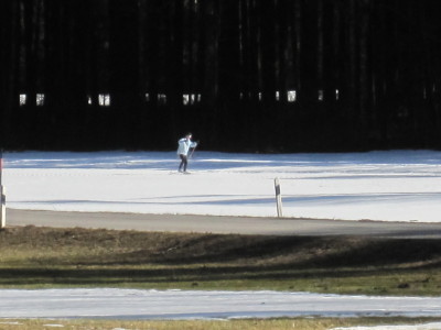 こんなに暖かいのに、残り少ない雪の上を ラングラウフスキーで走っている人がまだ結構いました。