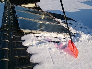 太陽熱温水器の雪かき