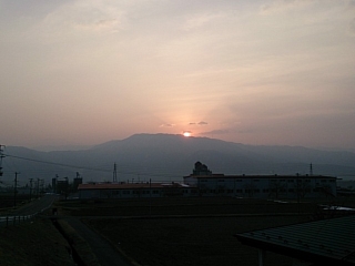 陣馬形山から昇る朝日