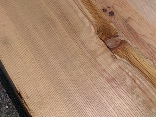 枝打ちの跡が判る杉の板